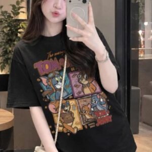 Người mẫu mặc áo thun nữ form rộng Tom & Jerry màu đen