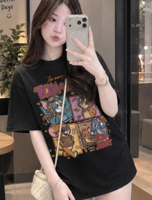 Người mẫu mặc áo thun nữ form rộng Tom & Jerry màu đen