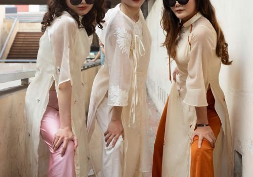 Tư vấn phối đồ tại Hottrends với người mặc thử áo khoác trước gương và người tư vấn gợi ý màu áo